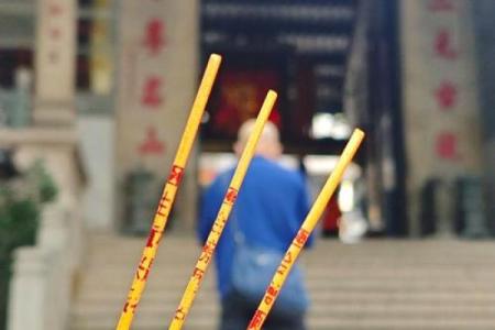 广州风水_广州一市民家门口摆风水祭祀品