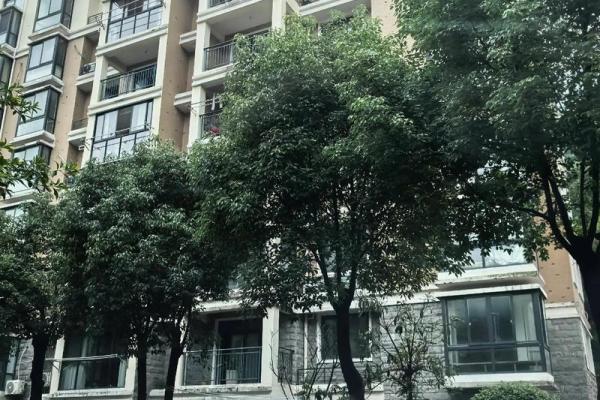 西侧是高楼风水