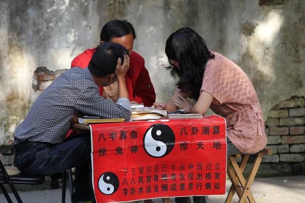 能不能信大街上算命的女人