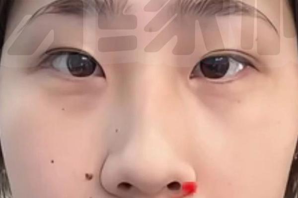 女人八字眼
