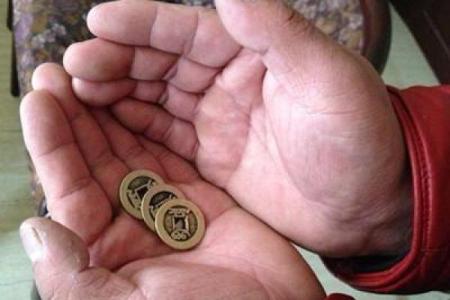 算命先生说他是有缘人，算命不收钱，当他做完一切后已经倾家荡产